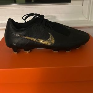 Size 7 men phantom venom black and gold